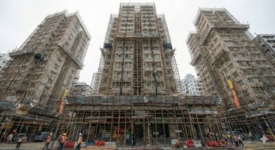 高層マンションに架かる竹足場